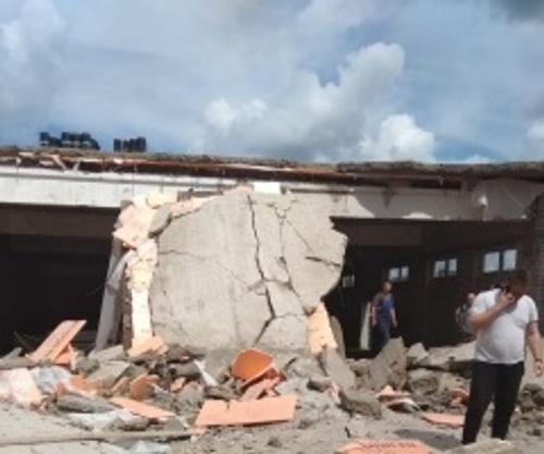 Опубликовано видео с места обрушения стены ТЦ в Кировской области 