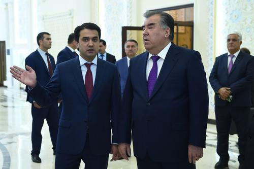 Власти Таджикистана усиливают давление на журналистов перед передачей власти от отца к сыну