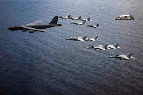 ВВС США сообщили, что бомбардировщик B-52 участвовал в учениях с двумя авианосцами в Южно-Китайском море