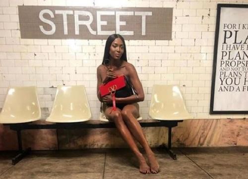 «Черная пантера» Наоми Кэмпбелл показала пикантные фото из метро