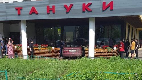 Видео, как в Москве автомобиль въехал в веранду ресторана 