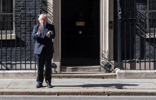 Британский премьер отказался извиняться перед минздравом за стариков