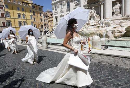 В Риме невесты устроили акцию протеста