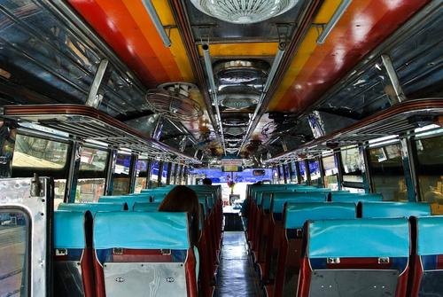 В Китае в водохранилище упал автобус со школьниками