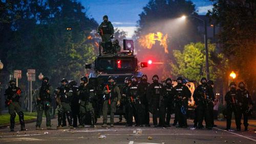 Полиция Колорадо вооружилась до зубов и готова к войне с протестующими