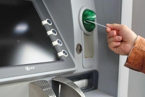 В Туркмении в очередях в банкоматы собирается по 500 человек