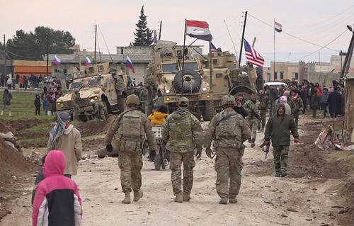 Сирийские военные не пропустили колонну бронетехники США через свой блокпост 
