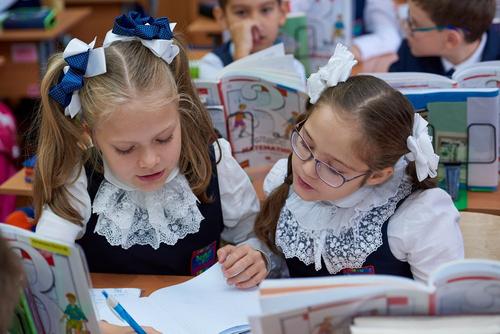 Глава Минпросвещения заявил, что школьные линейки – традиция образования, и «мы их проведём»