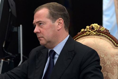 Медведев считает, что не следует «вешать всех собак» на ВОЗ
