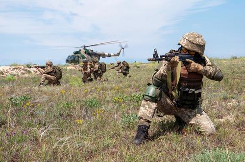 Источник в украинском МИД сообщил о высоком риске эскалации войны в Донбассе