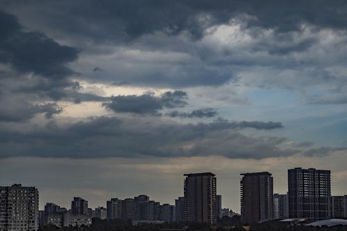 В ближайшее время в Москве ожидаются дождь, гроза и сильный ветер