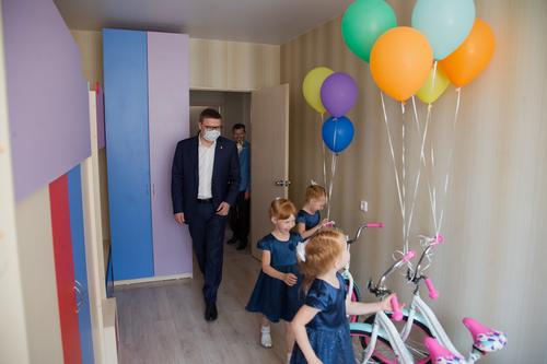 На Южном Урале семья с тройняшками отпраздновала новоселье 