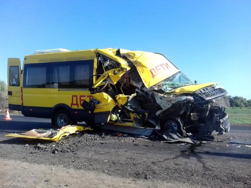 Микроавтобус с выпускниками врезался в грузовик в Астраханской области, пострадала девушка