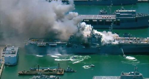 Пожар на корабле “USS Bonhomme Richard” до сих пор продолжается