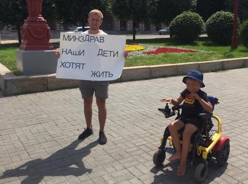 «Что вы тут стоите? Денег нет»: родители детей со СМА из Татарстана вышли с пикетом и нарвались на грубость чиновников