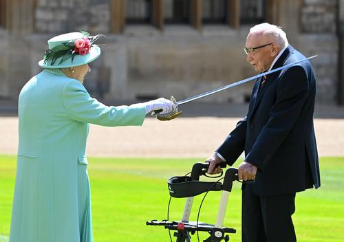 Елизавета II посвятила в рыцари 100-летнего ветерана, собравшего на борьбу с коронавирусом $41 млн