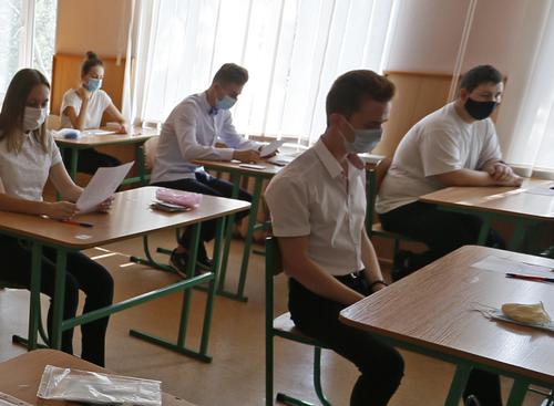 В России выпускники школ сегодня сдают ЕГЭ по биологии и иностранным языкам