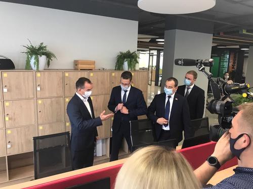 Вениамин Кондратьев и Юрий Бурлачко посетили инновационный бизнес-центр