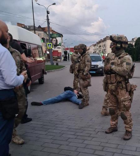 В Луцке силовики в ходе штурма задержали террориста, захватившего людей в автобусе