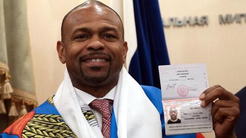 Боксер Рой Джонс получил гражданство России для погашения долгов в США