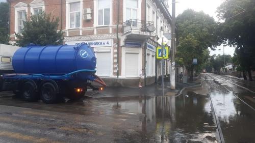 Спецтехника откачивает воду с улиц Краснодара