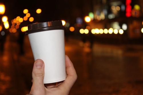 В США арестован работник кофейни, плевавший в напитки полицейских