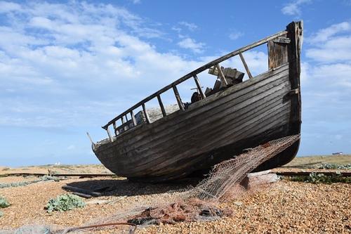 Во время отлива на пляже в Бразилии были найдены останки старинного корабля