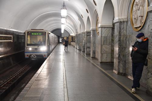 На «красной ветке» московского метро приостановили движение поездов из-за пассажира на путях