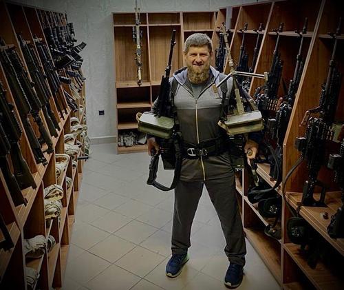 Кадыров уточнил, когда и где сфотографировался с двумя пулемётами 