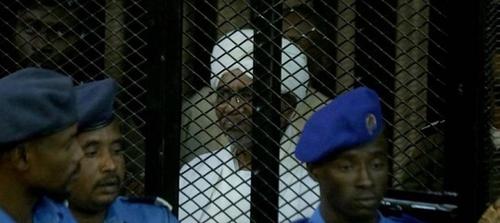 «Чудовище должно быть наказано». В Судане начался суд над бывшим диктатором Омаром-аль-Баширом