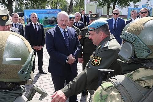 Лукашенко не исключил привлечения военных для наведения порядка 