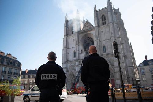 Журналисты: волонтер признался в поджоге собора во французском Нанте