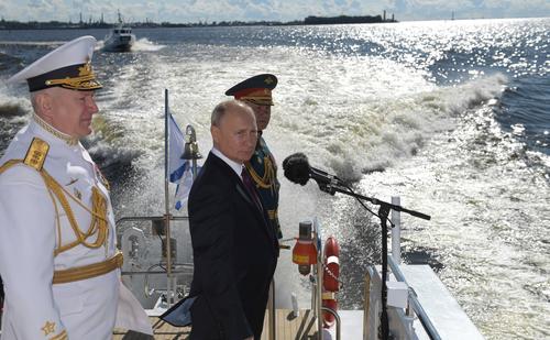 Путин поздравил военных моряков  с Днем ВМФ в Санкт-Петербурге на Главном параде