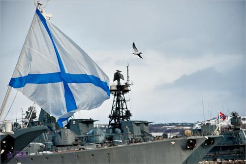 Самый большой Андреевский флаг подняли в честь Дня ВМФ в Североморске