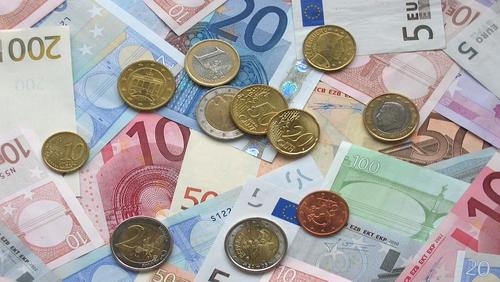 Курс евро впервые с 1 апреля поднялся выше 87 рублей