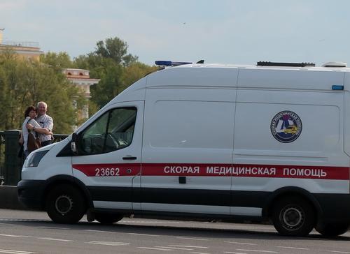 В Петербурге автомобиль скорой помощи наехал на женщину 