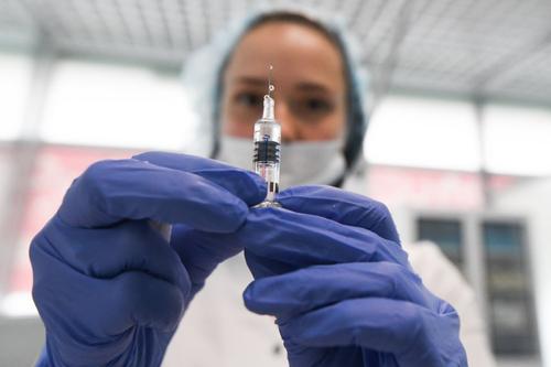 Вакцина от коронавируса – лекарство или политический инструмент, и стоит ли делать такую прививку?