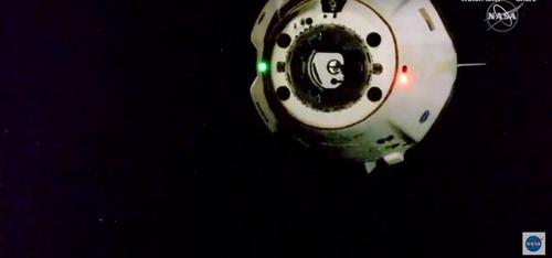 Космический корабль Crew Dragon компании SpaceX вернулся на Землю