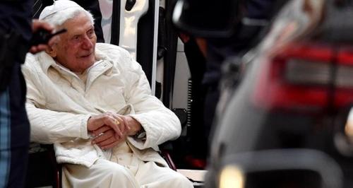 Немецкие СМИ пишут о серьезном заболевании отказавшегося от престола Папы Римского Бенедикта XVI 