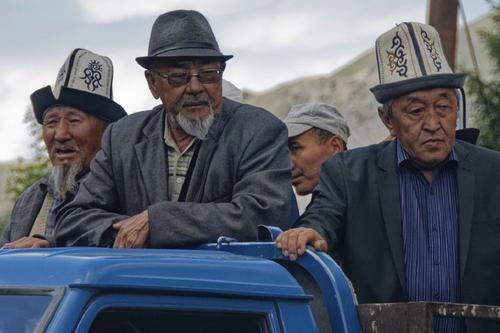 В Киргизии из ковидного госпиталя выписали 101-летнего пациента