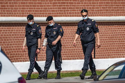 Видео, как в Москве мигранты избили сотрудника полиции и охранника