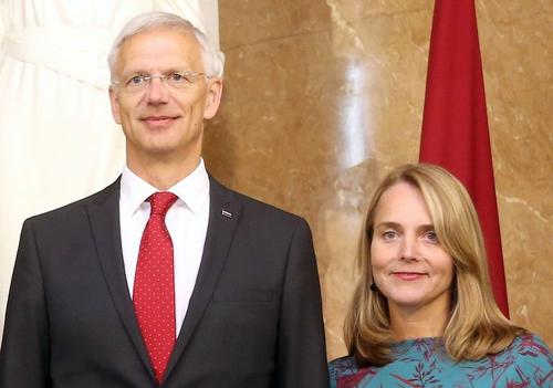 Коронавирус в помощь: жена премьер-министра Латвии купила дом за три миллиона евро