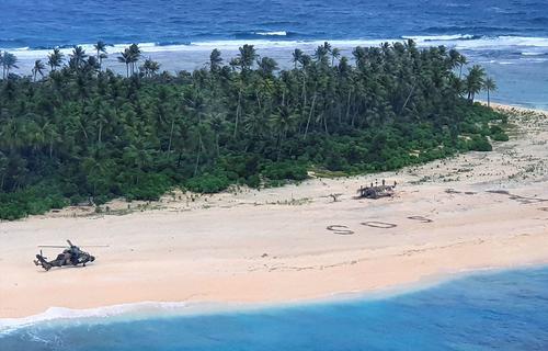Военные нашли трех «робинзонов» в Тихом океане