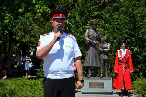 Памятник «Преемственность поколений» открыли в станице Старотитаровской