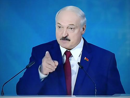 Лукашенко уверен, что коронавирус ему «подкинули» 