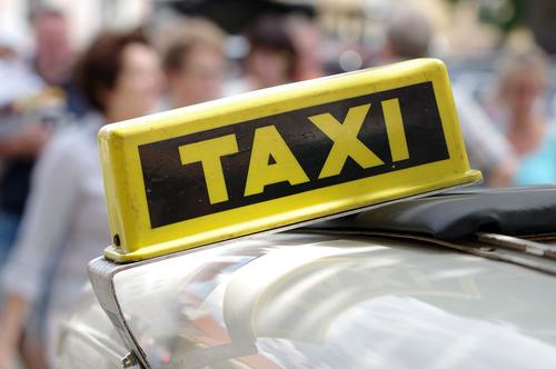 В Омске произошло столкновение такси с легковым автомобилем