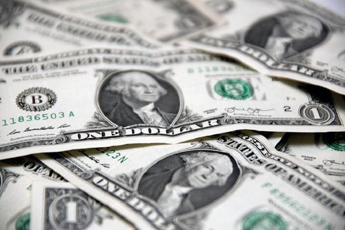 Эксперт считает, что осенью курс доллара составит около 75 рублей
