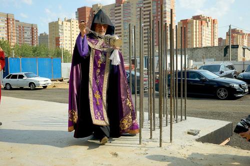 В Челябинске освятили фундамент армянской церкви