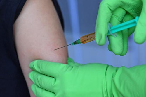 Каждый третий житель США не планирует делать прививку от COVID-19