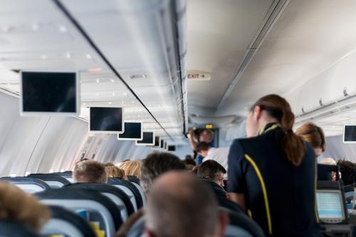 Стюардесса раскрыла способ, как  бесплатно получить больше еды в самолете